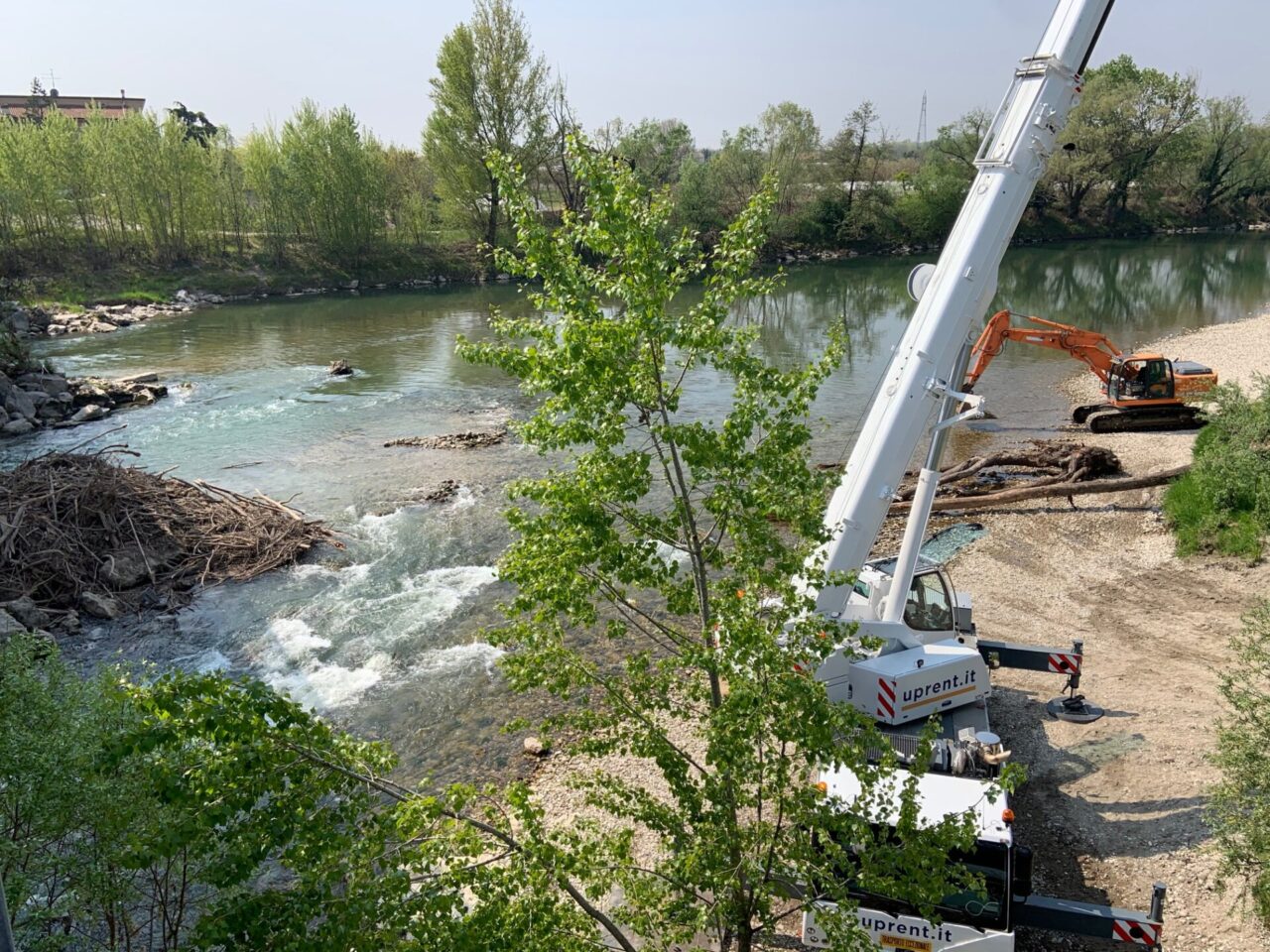 Pulizia straordinaria sotto al Ponte Rumor: rimossi 500 quintali di tronchi e ramaglie