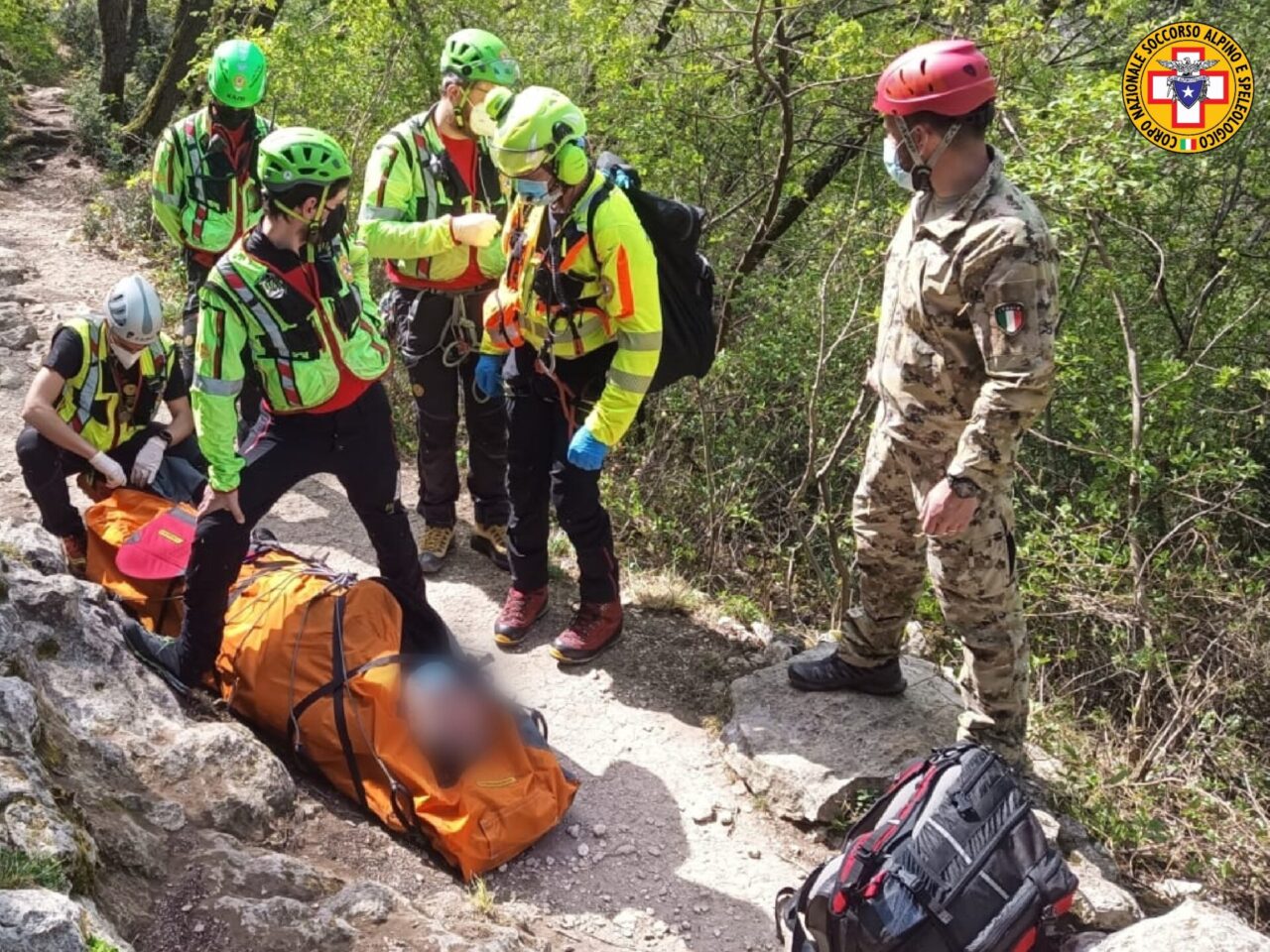 Freeclimber perde l’appiglio e sbatte contro la roccia, imbarellato e trasportato all’ospedale