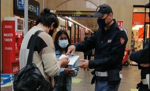 Ruba il cellulare al passeggero mentre dorme, preso dagli agenti tira calci e pugni nell’ufficio della Polfer