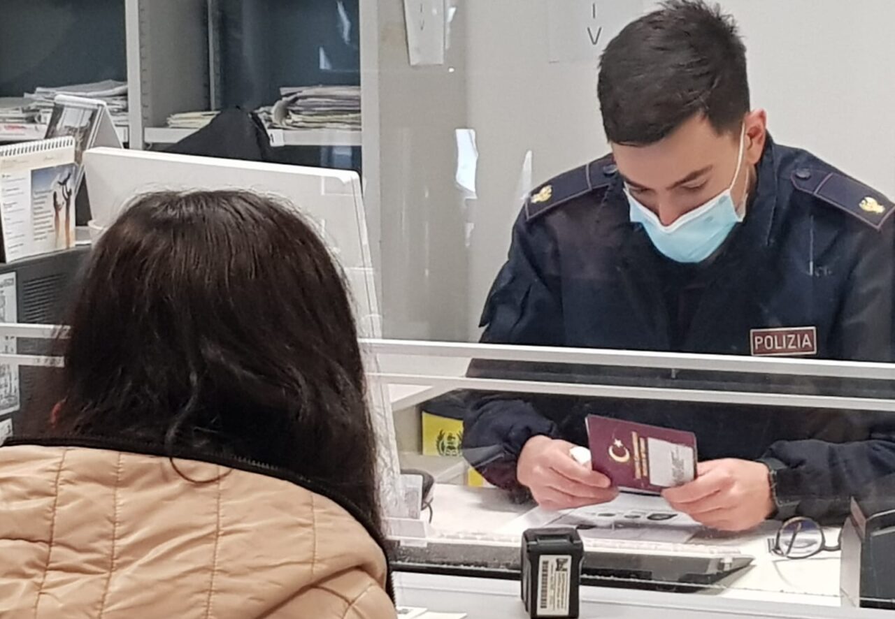 Va in Questura per una pratica, ma lo arrestano perché è ricercato per un duplice omicidio