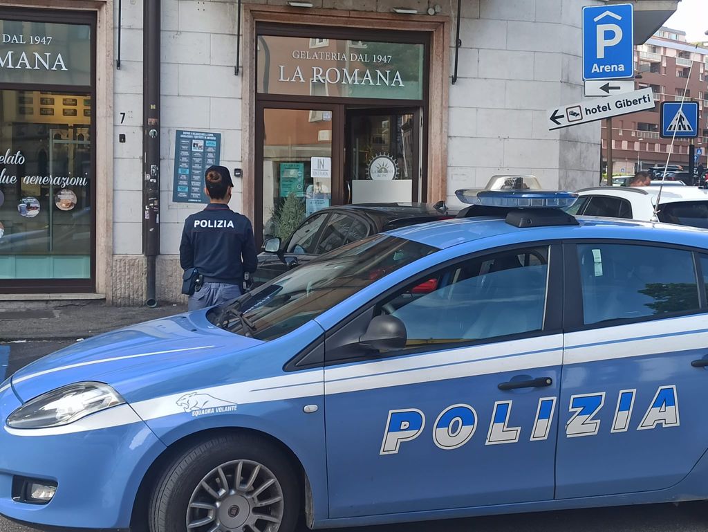 Ruba su un’auto in sosta e poi tenta di sfondare la vetrata di una gelateria  con un sampietrino