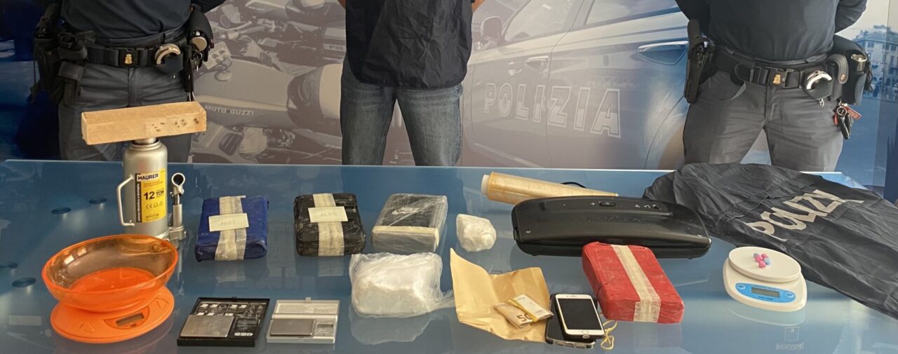 Tentano la fuga tra le campagne: trovati più di 5 chili di cocaina nascosti nell’auto