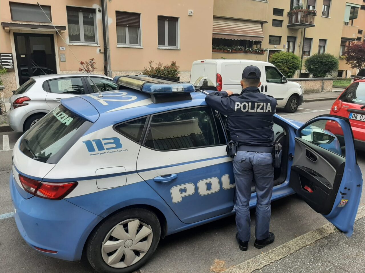 Ladri d’appartamento in pieno giorno, la fuga spericolata dura poco