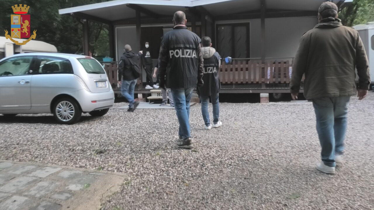 Stanata la banda specializzata in furti su auto nei parcheggi dei supermercati