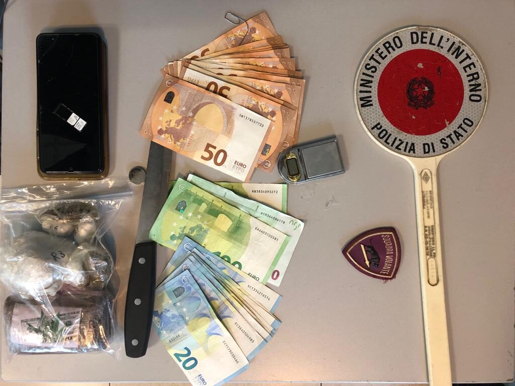 Golosine, armadio e vestiti imbottiti di droga: arrestato 34enne marocchino