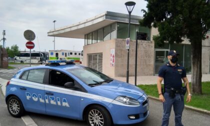 Tentano di "scassinare" l'autobus ma vengono scoperti e corrono...in bocca ai poliziotti