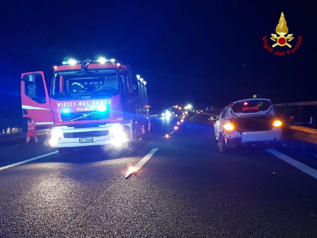 Contromano sull’A22 si schianta contro due vetture: sette persone coinvolte