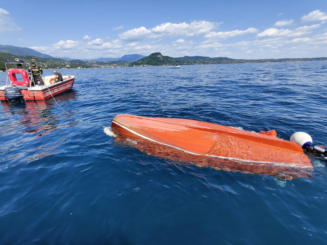 Onda anomala rovescia un natante: tre persone soccorse