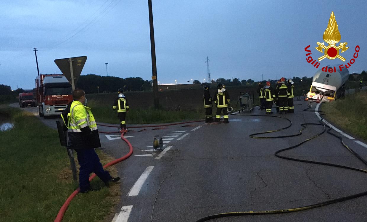 Autoarticolato finisce fuori strada con la cisterna GPL: operazioni nella notte per il travaso