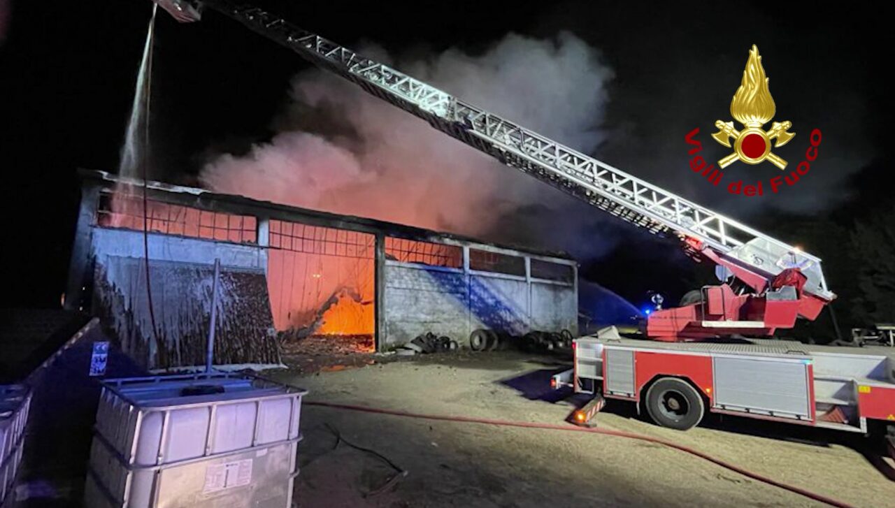 Incendio nella notte a Nogara: avvolto dalle fiamme un capannone agricolo