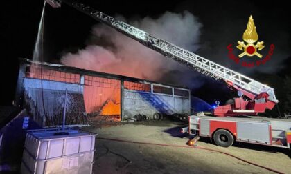 Incendio nella notte a Nogara: avvolto dalle fiamme un capannone agricolo