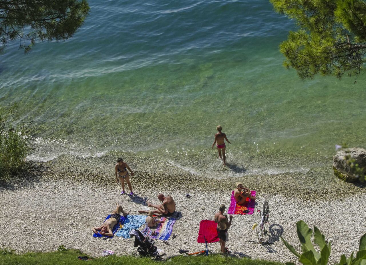 Spiagge di Bardolino promosse a pieni voti: l’Arpav assegna nove bandiere blu