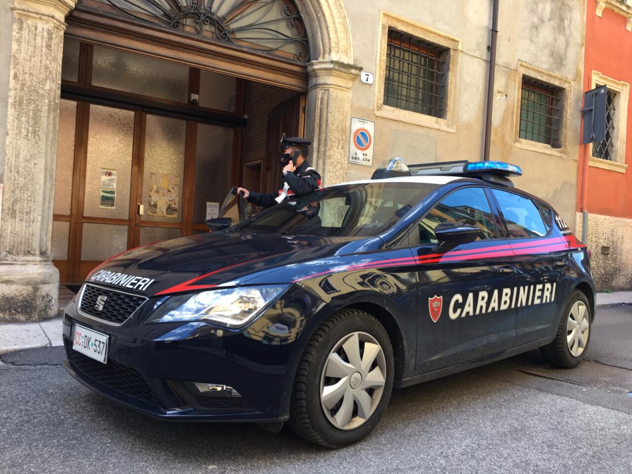 Fermato per un controllo esibisce un documento falso, nei guai un 29enne