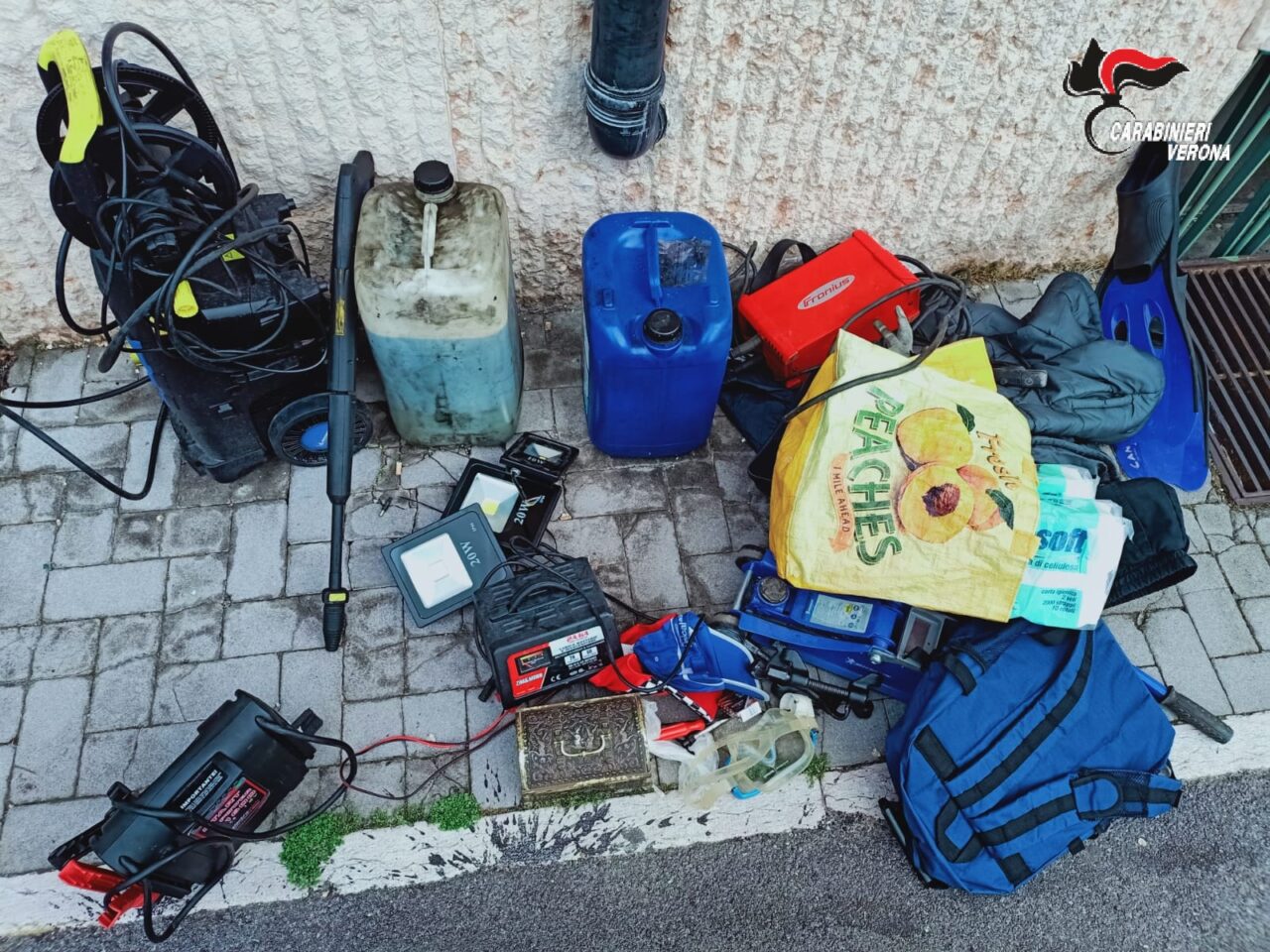 Non si fermano all’alt e ne nasce un inseguimento: l’auto era stata rubata, al suo interno taniche di gasolio