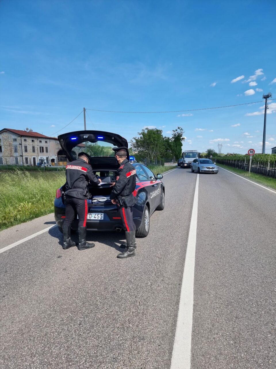 Il sorpasso azzardato innesca la carambola che travolge lo scooter: un ferito grave