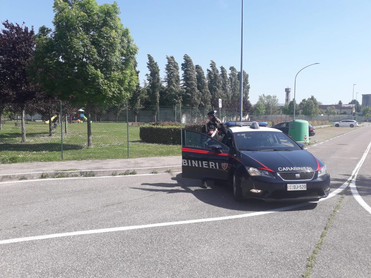 Litiga con la moglie e la spinge a terra, raggiunto dai Carabinieri si scaglia contro di loro
