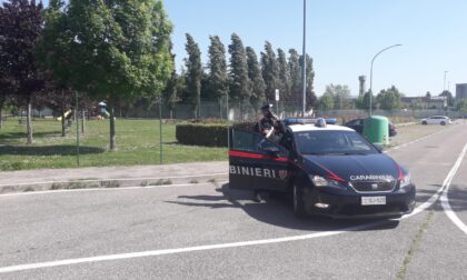 Litiga con la moglie e la spinge a terra, raggiunto dai Carabinieri si scaglia contro di loro