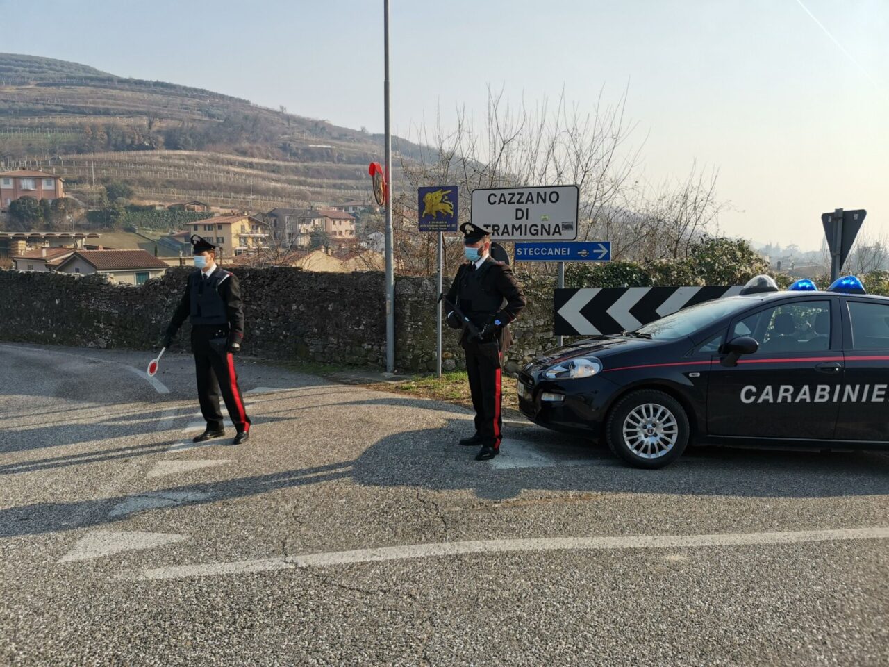 Fermati per un controllo, esibiscono una patente di guida falsa