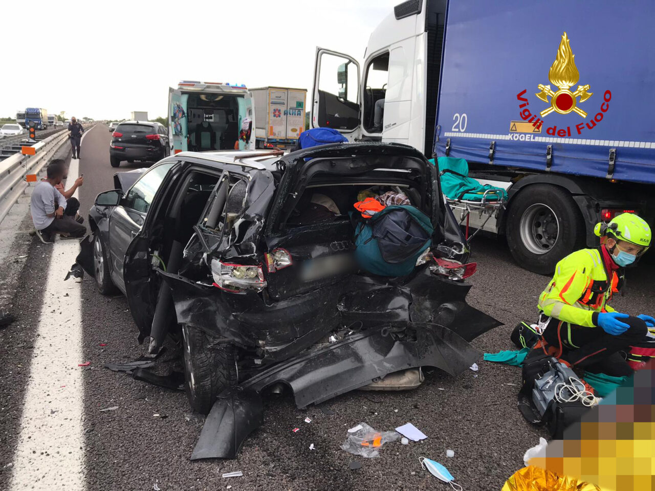 Le foto del maxi incidente in A4 tra tre auto e un camion, sei feriti