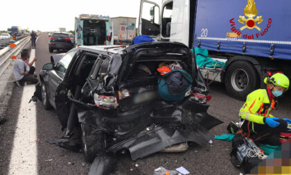 Le foto del maxi incidente in A4 tra tre auto e un camion, sei feriti