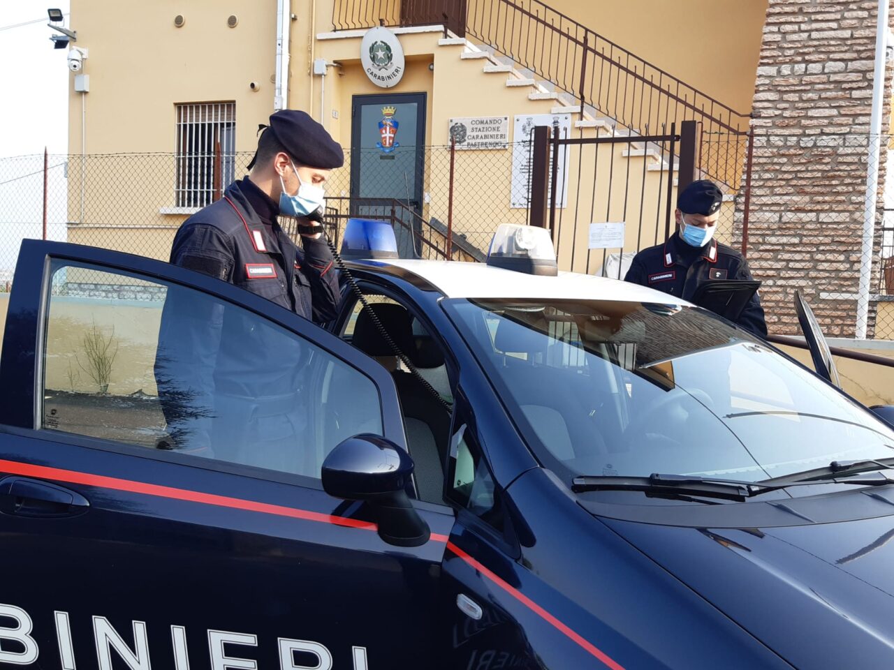 Anziana invita due giovani ad indossare correttamente la mascherina: loro le sputano addosso