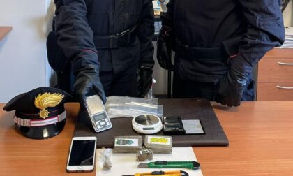 Fermato con poche dosi di hashish, in realtà è un pusher: in casa oltre 2 etti di droga