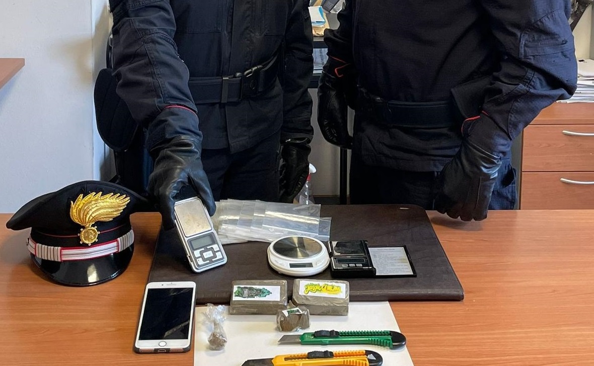 Fermato con poche dosi di hashish, in realtà è un pusher: in casa oltre 2 etti di droga