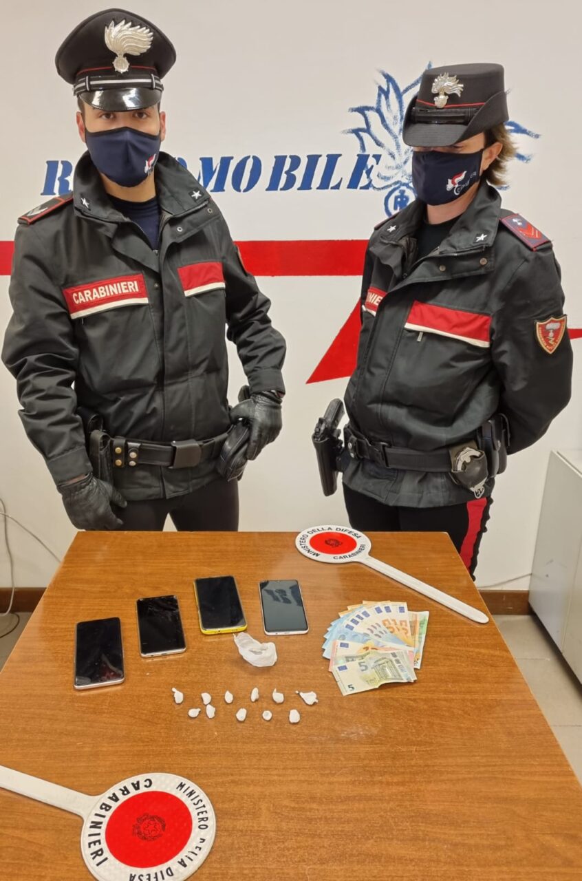 Alla vista della pattuglia tenta di allontanarsi ma viene fermato: sul furgoncino aveva dosi di cocaina