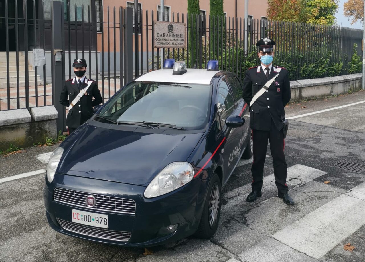 Ha il divieto di avvicinarsi all’ex moglie ma va ad abitare vicino a lei e la minaccia di morte