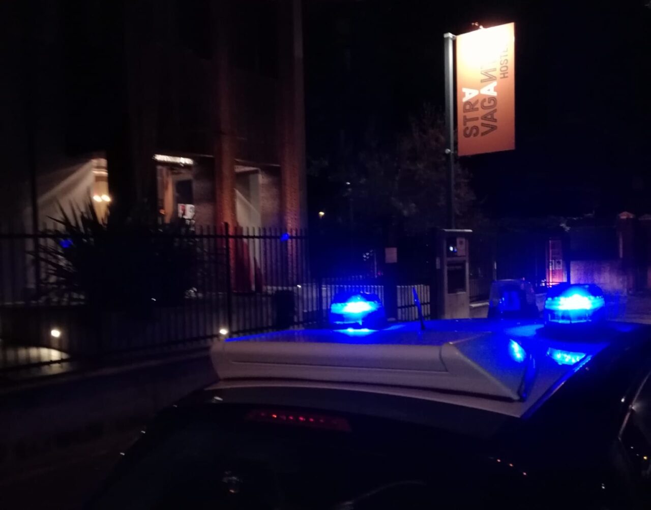 Ubriaco prende il cellulare della compagna, le sferra un pugno e la chiude fuori dalla stanza d’albergo