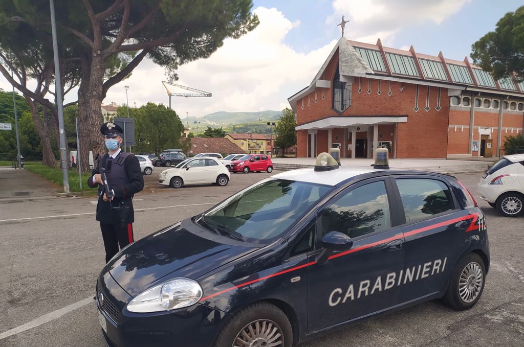 Fermato per un controllo si dimostra nervoso e agitato: in auto aveva nascosto della cocaina