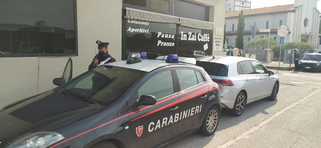 Ubriaco si corica sul cofano delle auto ammaccandole, all’arrivo dei militari li aggredisce e li insulta