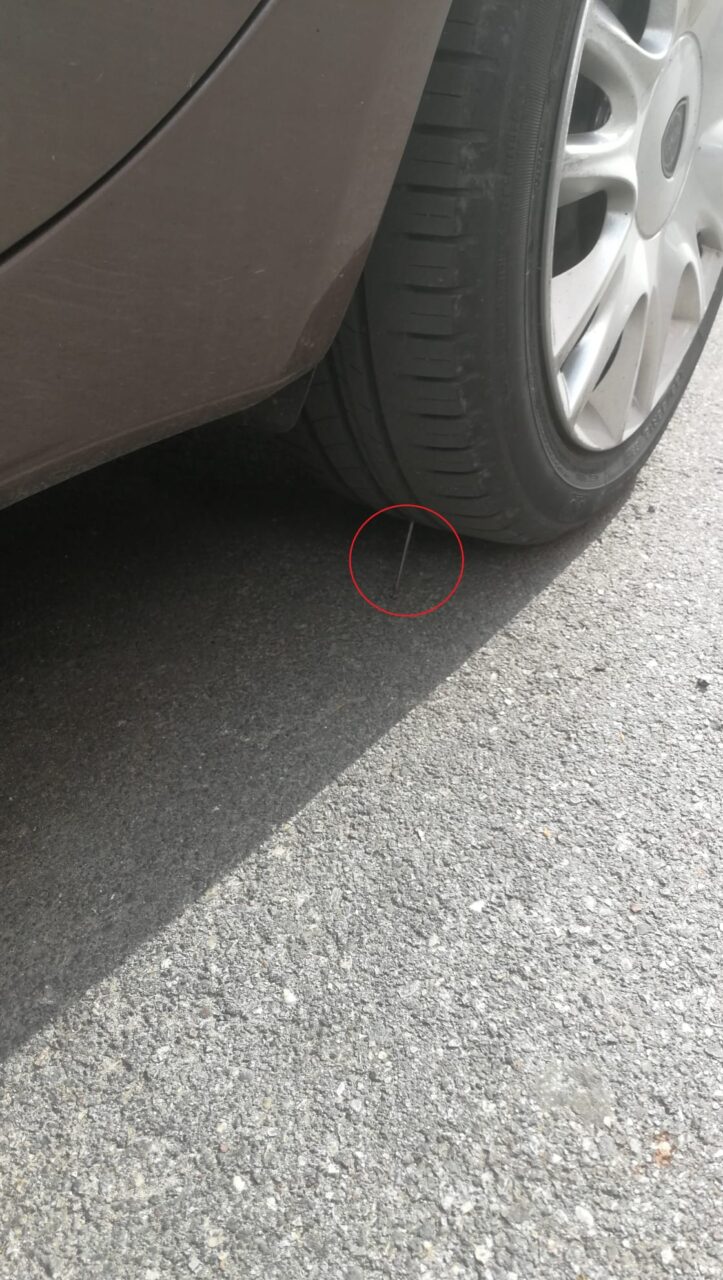 Chiodi sotto alle auto parcheggiate a Quinzano