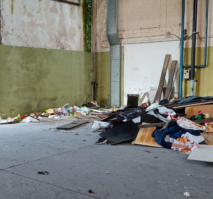 Sgombero alle ex Officine Cardi: trovate due persone che vivevano in giacigli improvvisati
