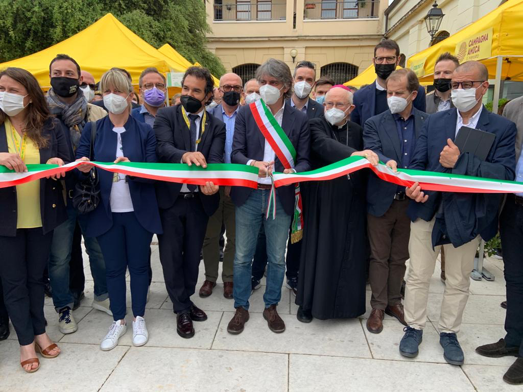 Aperto il primo mercato coperto di Campagna Amica: affluenza da record