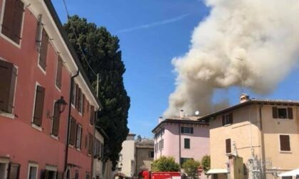 In fiamme il tetto dell’osteria a Bardolino: soccorsi in ritardo a causa del traffico
