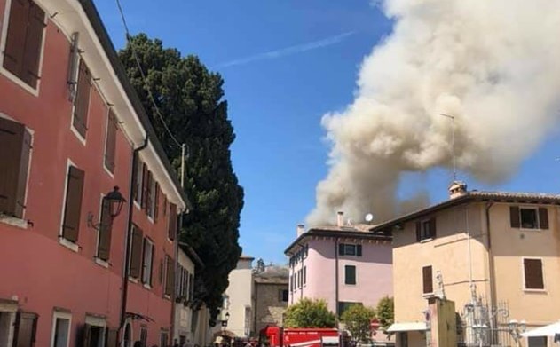 In fiamme il tetto dell’osteria a Bardolino: soccorsi in ritardo a causa del traffico