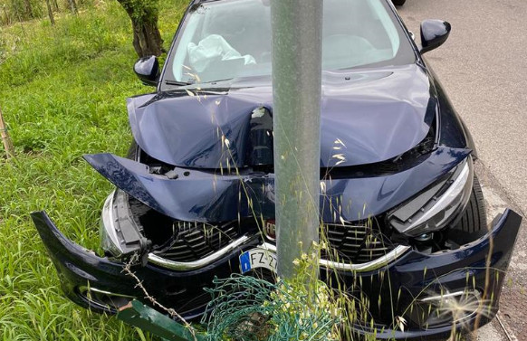 Perde il controllo dell’auto e abbatte il palo della luce: tasso alcolemico 7 volte superiore