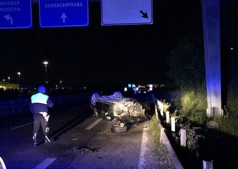 Perde il controllo dell’auto e si ribalta in Tangenziale: ferito un 33enne
