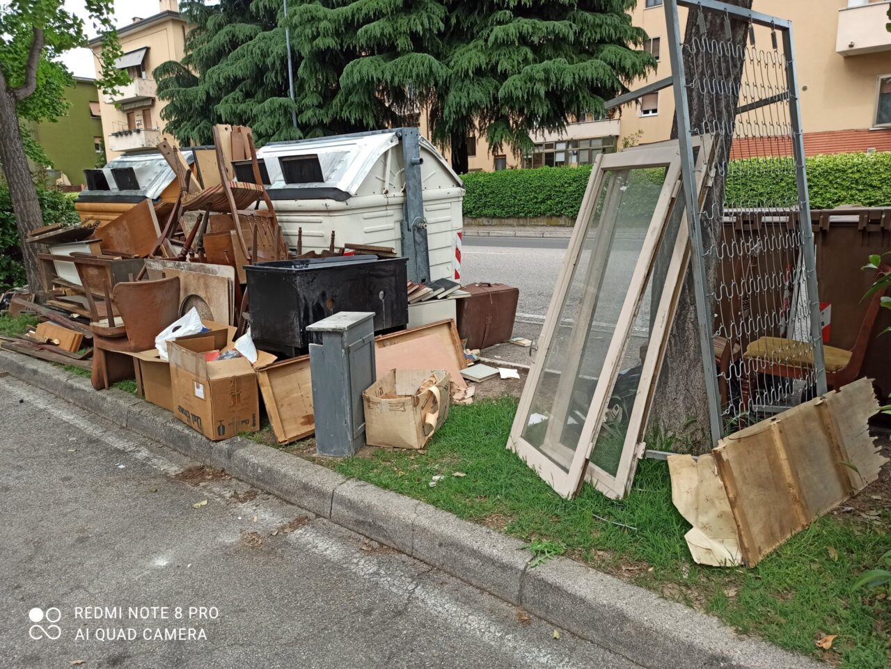 Abbandona rifiuti ingombranti all’esterno dei cassonetti, multa da 600 euro