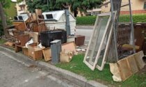 Abbandona rifiuti ingombranti all’esterno dei cassonetti, multa da 600 euro