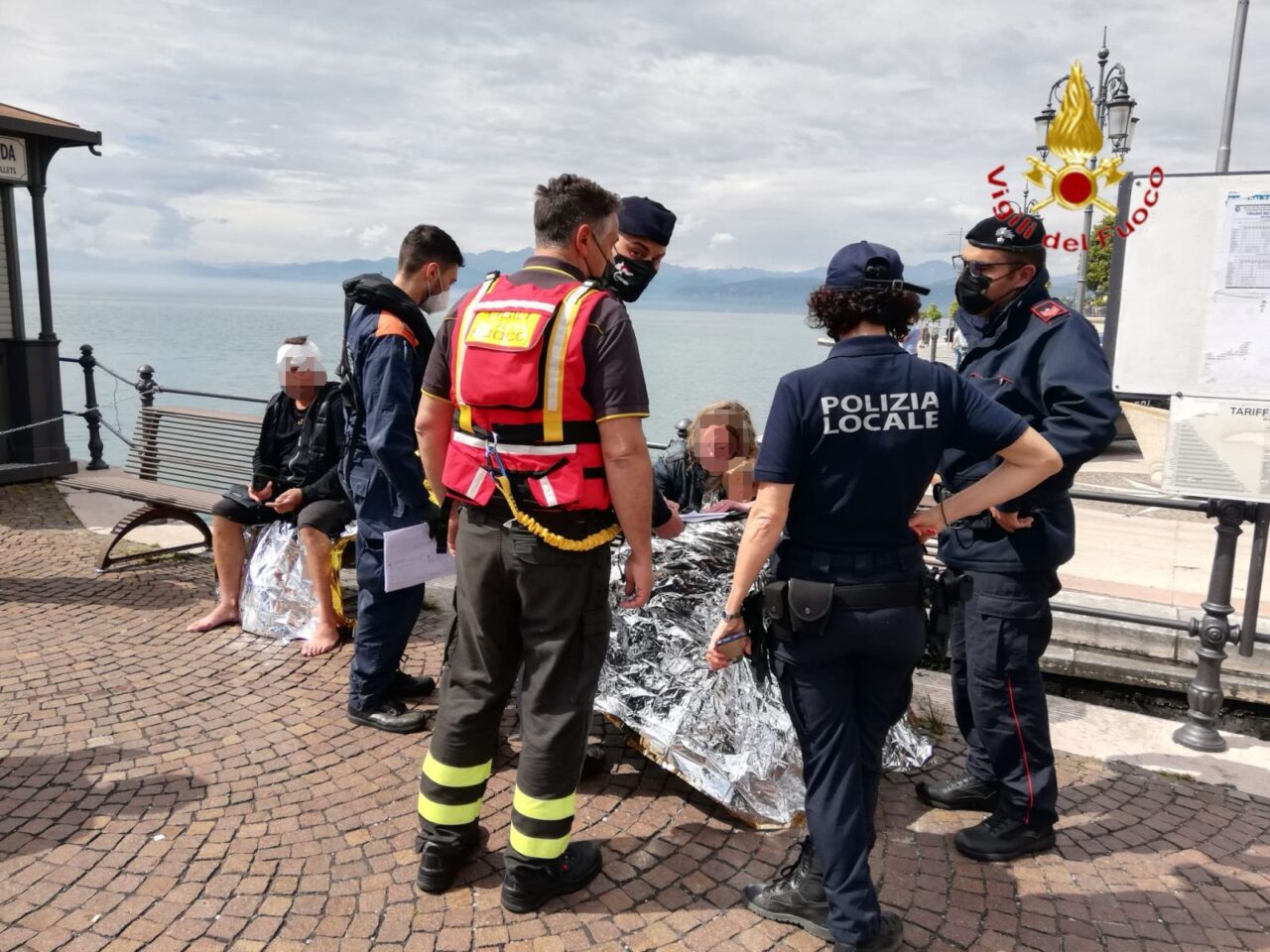 Attimi di paura a Lazise: 3 adulti e un bambino finiscono nel Lago di Garda durante la navigazione