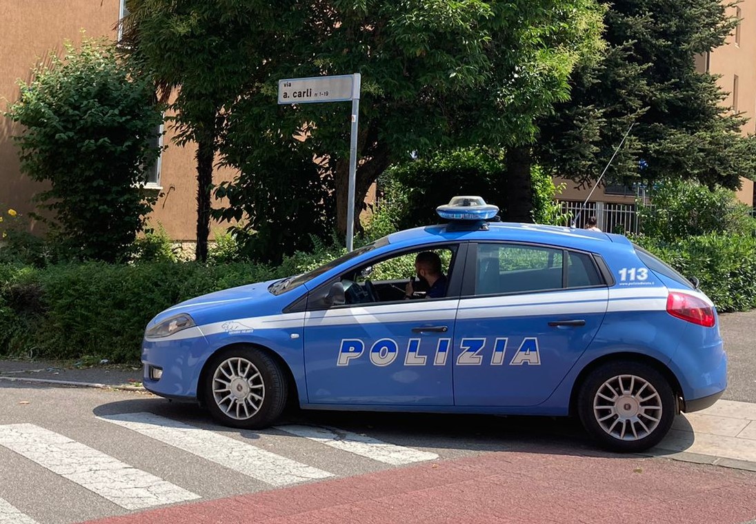 Lite animata tra padre e figlio ubriachi, 25enne si oppone al controllo e minaccia i poliziotti