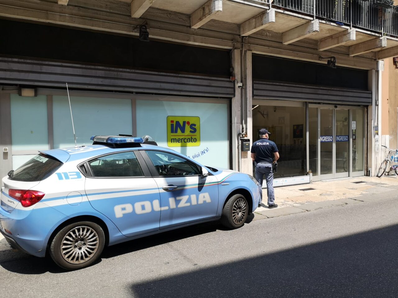 Colpisce l’addetto alla vigilanza in pieno volto con la bottiglia di vetro appena rubata