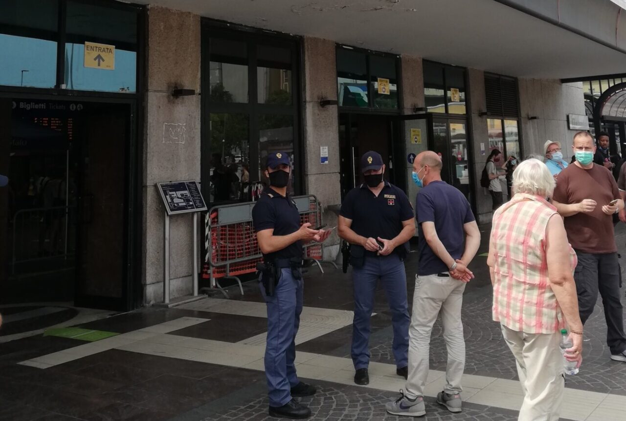 Aggredisce e rapina uno studente davanti alla stazione