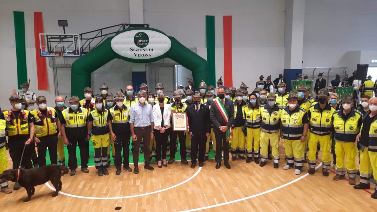Nell’anno del Covid, gli Alpini premiano tutti i volontari della Protezione Civile