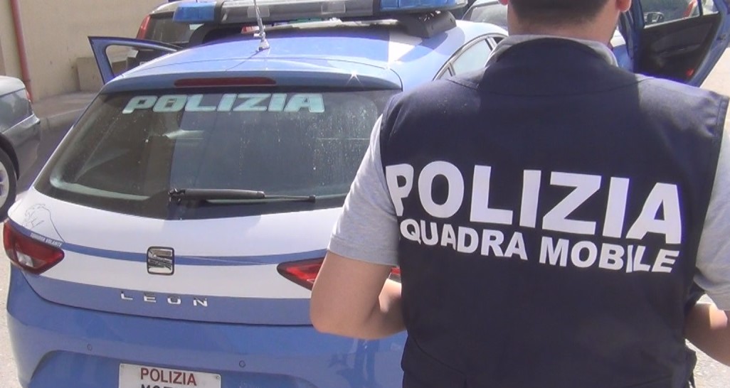 Propone una prestazione sessuale a pagamento a un 80enne, al suo rifiuto lo rapina