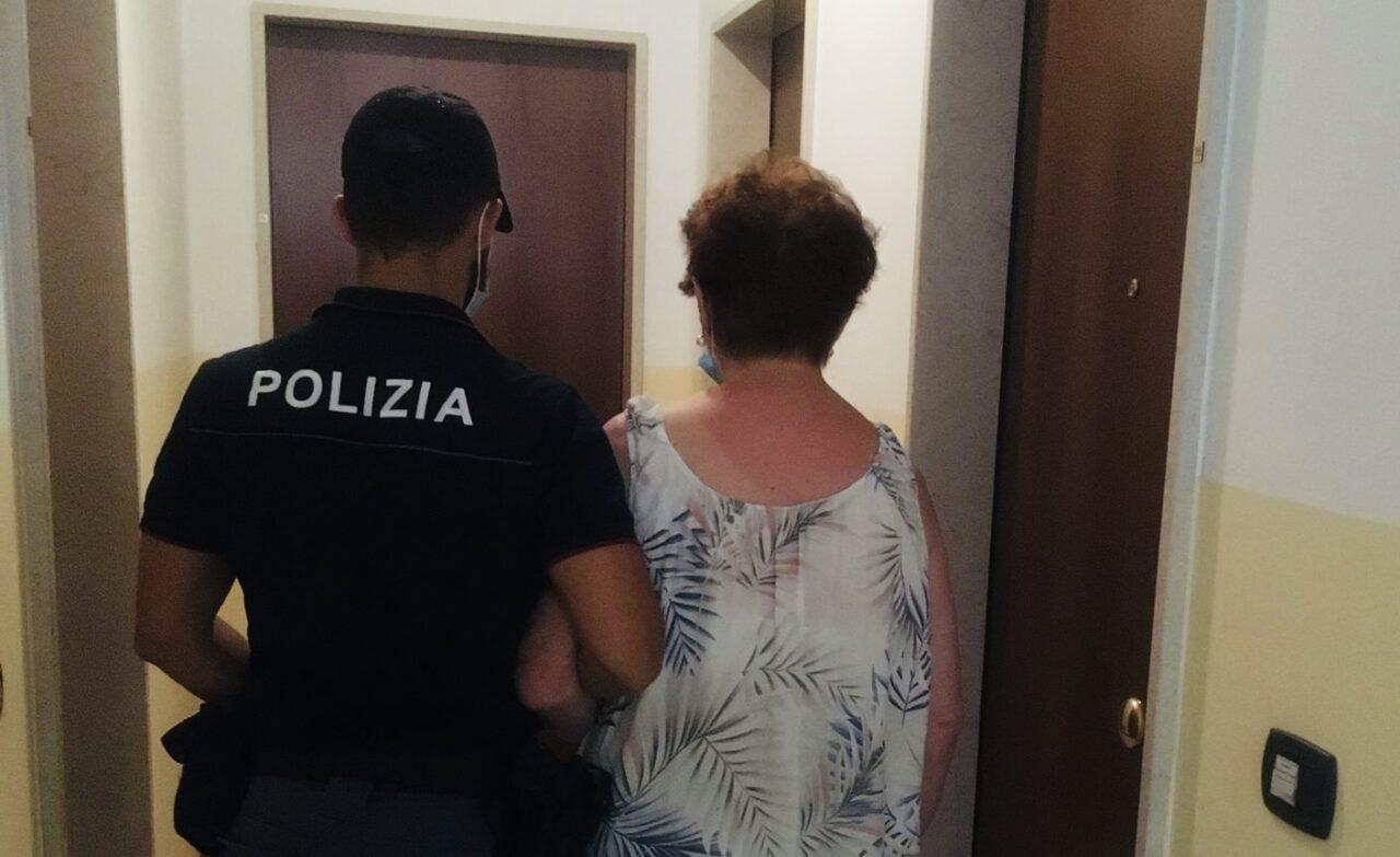 Anziana esce di casa ma non trova la strada per tornare, ritrovata da un poliziotto