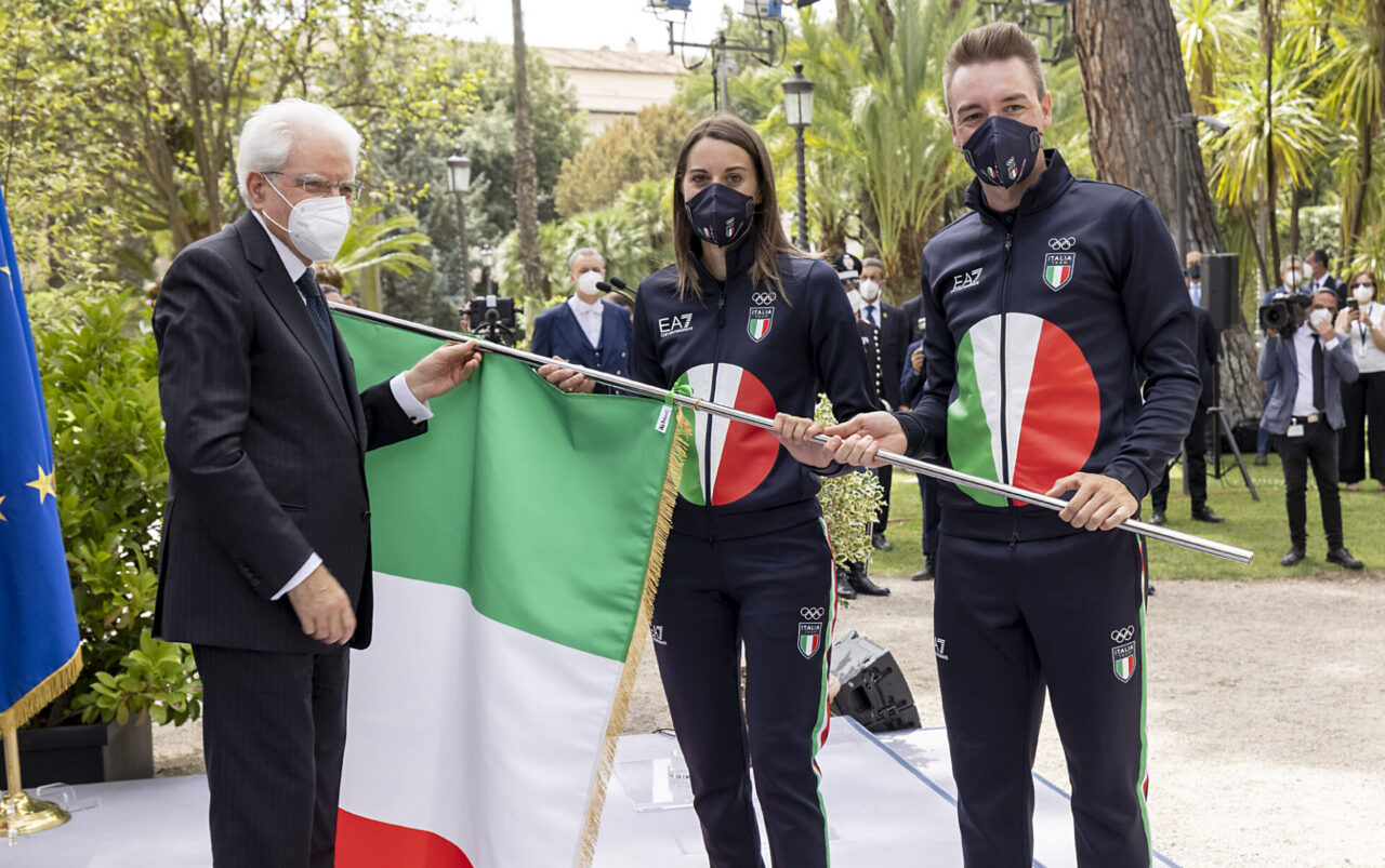 Olimpiadi a Tokyo, consegnato il tricolore a Elia Viviani: “Un vero onore”