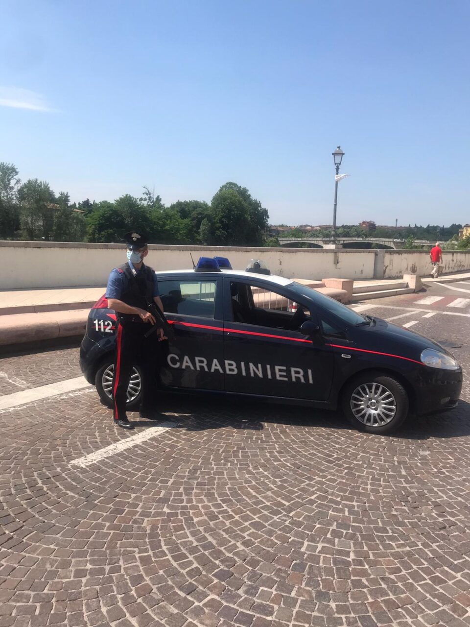 Atti osceni davanti a una minorenne alla fermata del bus: arrestato 58enne